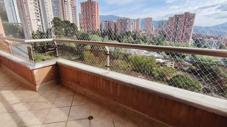 Apartamento de 3 alcobas en arriendo en Los Balsos, Medellín, 105 m² · foto 3 de 9