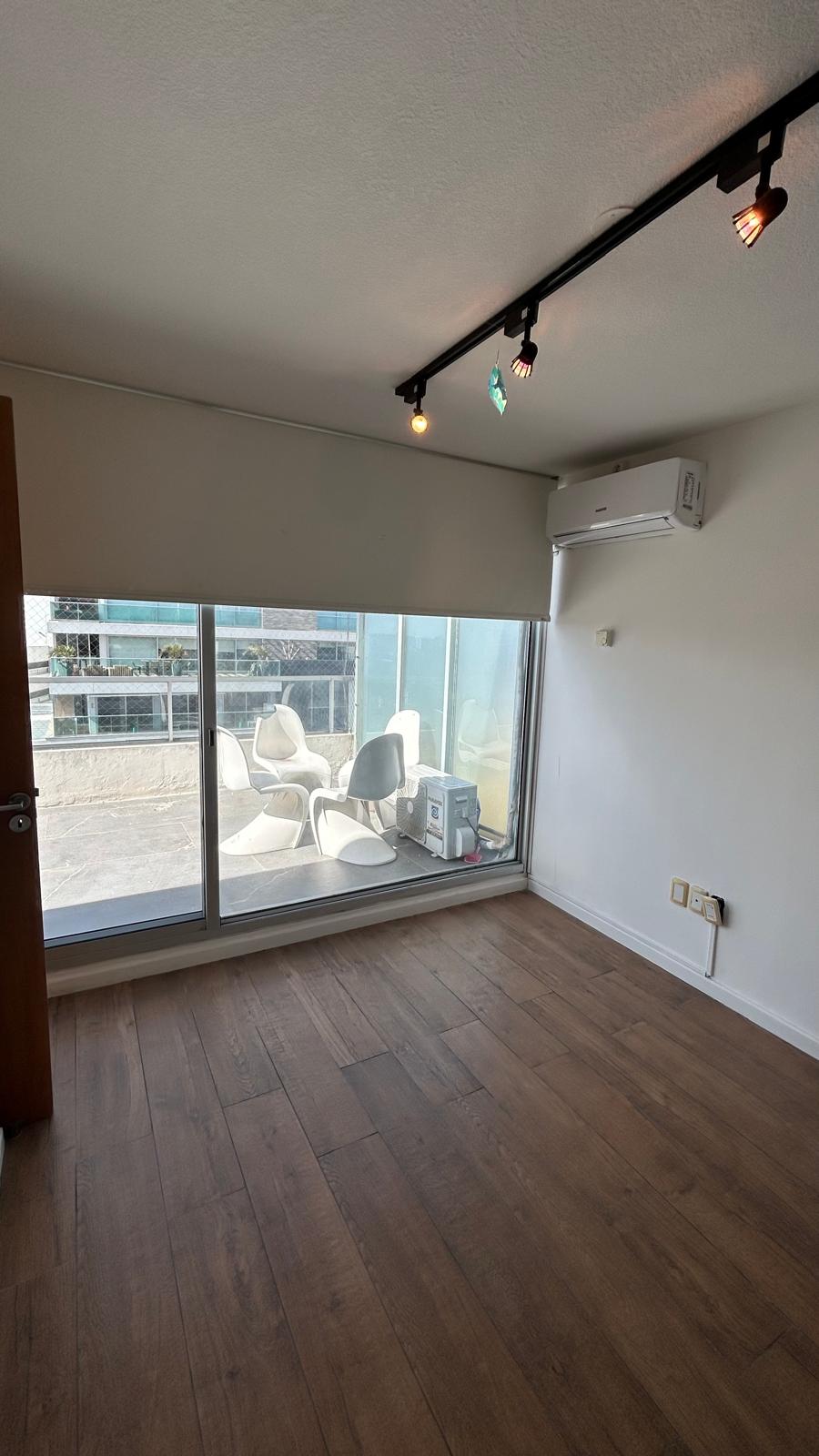 Alquiler de Apartamento pent-house de 2 dormitorios, garaje, terraza con vista a la rambla en Malvin · Foto 11