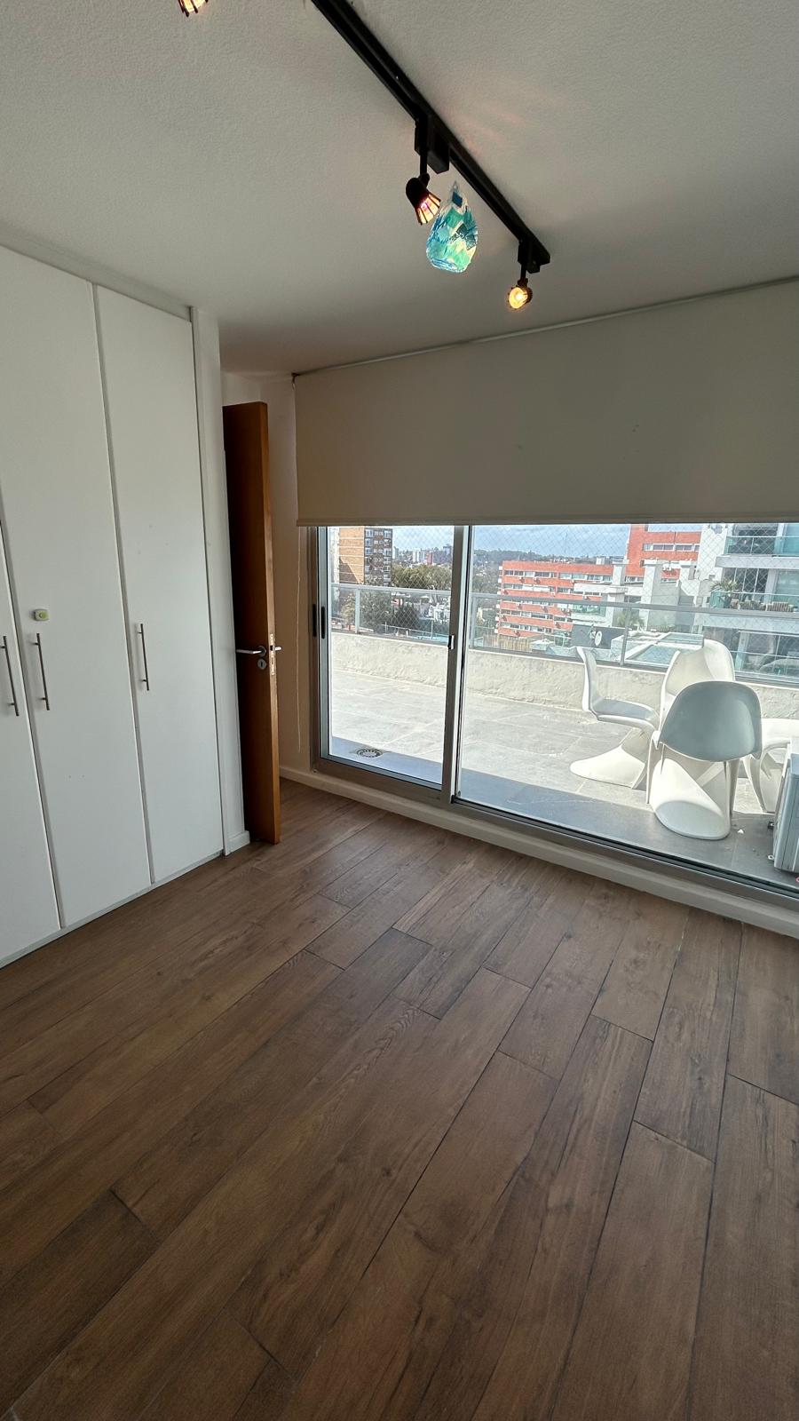 Alquiler de Apartamento pent-house de 2 dormitorios, garaje, terraza con vista a la rambla en Malvin · Foto 12