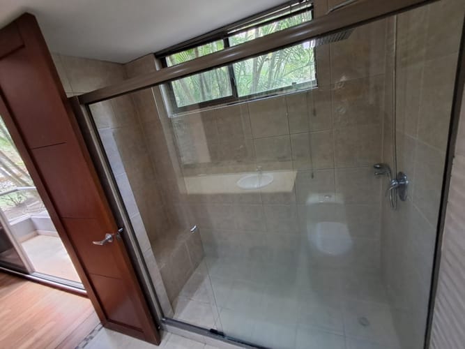 Apartamento de 3 alcobas en arriendo en Los Balsos, Medellín, 133 m² · foto 22 de 24