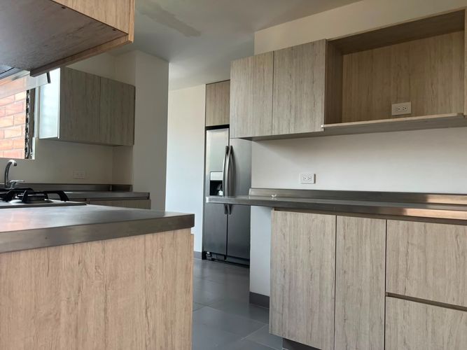 Apartamento de 3 alcobas en venta en El Poblado, Medellín, 200 m² · foto 2 de 17