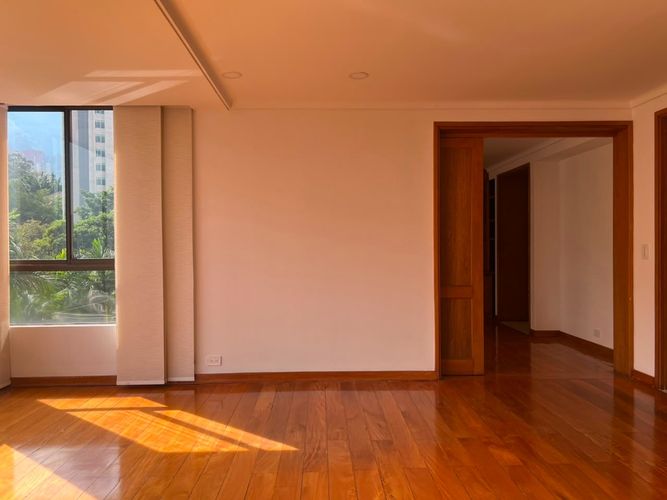 Apartamento de 3 alcobas en venta en El Poblado, Medellín, 200 m² · foto 3 de 17