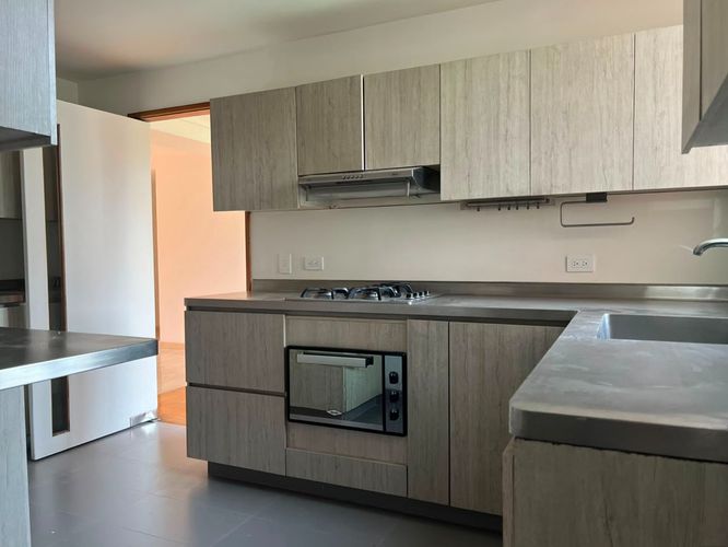 Apartamento de 3 alcobas en venta en El Poblado, Medellín, 200 m² · foto 4 de 17