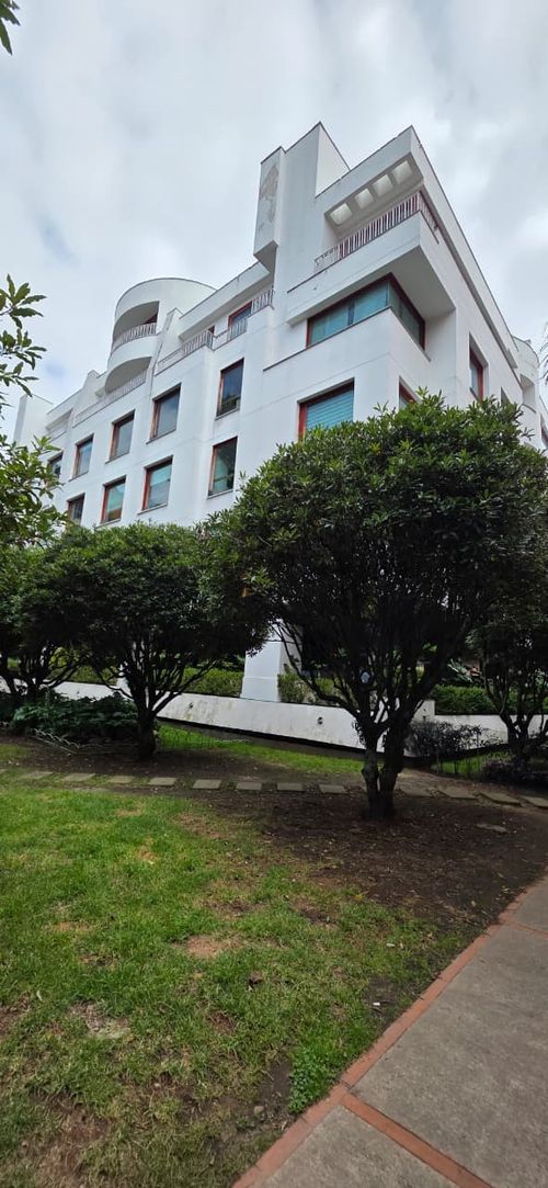 Apartamento de 3 alcobas en venta en Santa Barbara Central, Bogotá, 168 m² · foto 2 de 17