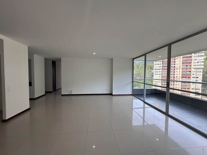 Apartamento de 3 alcobas en arriendo en El Tesoro, Medellín, 136 m² · foto 4 de 19