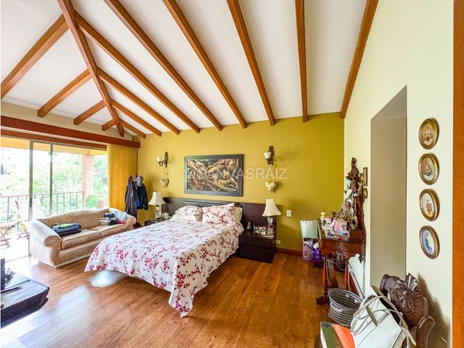 Casa de 4 alcobas en venta en Los Naranjos, Medellín, 440 m² · foto 2 de 11