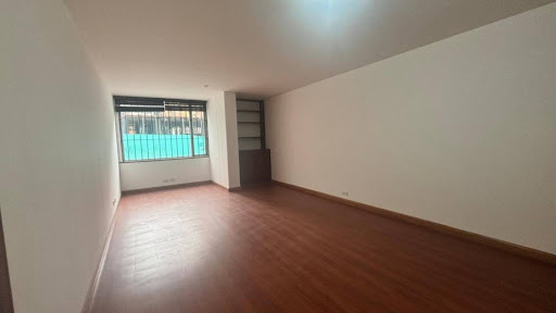 Apartamento en venta en Los Rosales, Bogotá · foto 3 de 18
