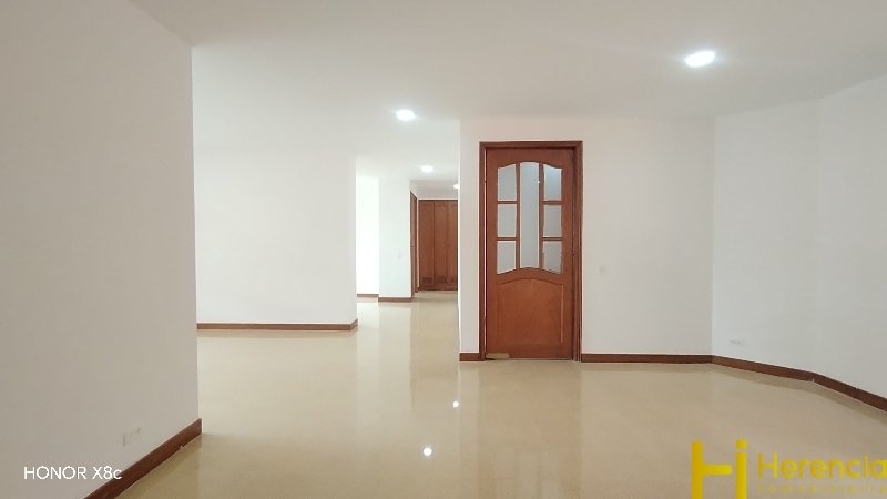 Apartamento en arriendo en Laureles, Medellín · foto 3 de 24