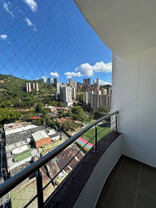 Apartamento de 2 alcobas en venta en Los Alcazares, Sabaneta, 62 m² · foto 2 de 19