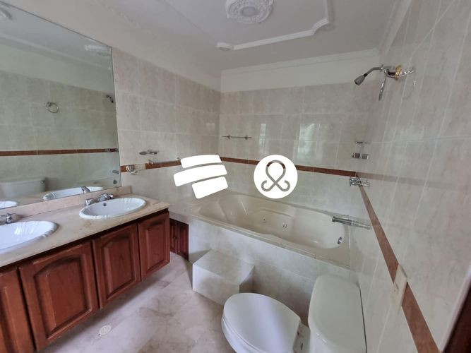 Casa en venta en El Tesoro, Medellín, 286 m² · foto 9 de 24