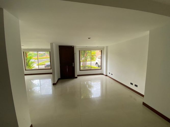 Casa de 3 alcobas en venta en Pinares, Pereira, 214 m² · foto 2 de 13