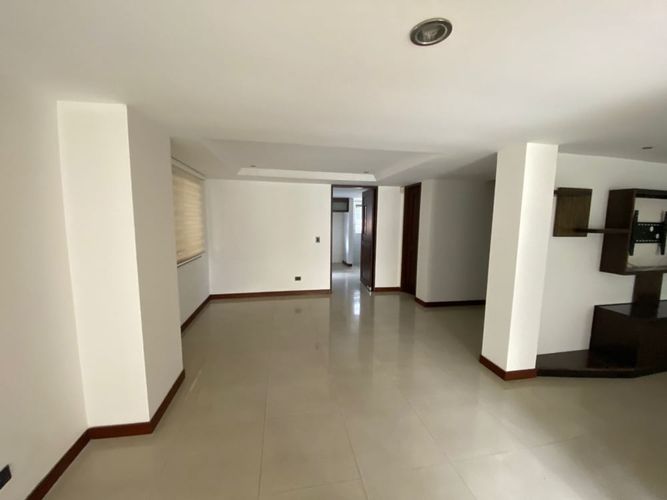 Casa de 3 alcobas en venta en Pinares, Pereira, 214 m² · foto 3 de 13