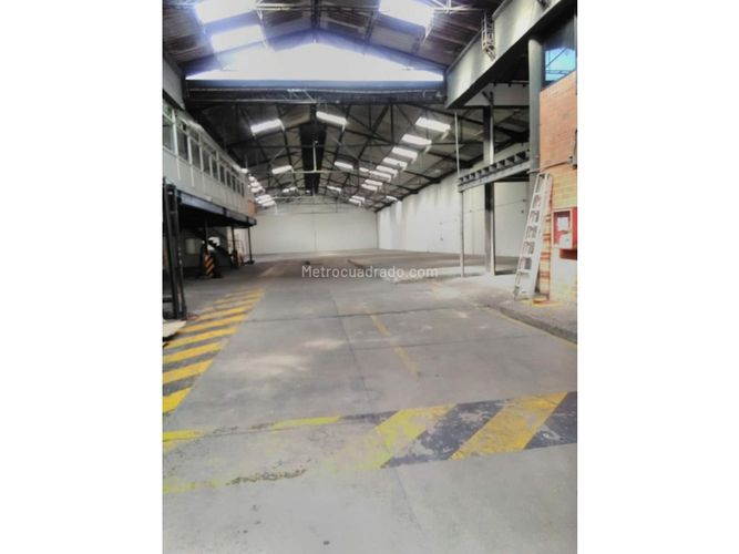 Bodega en venta en La Aguacatala, Medellín, 2100 m² · foto 2 de 6