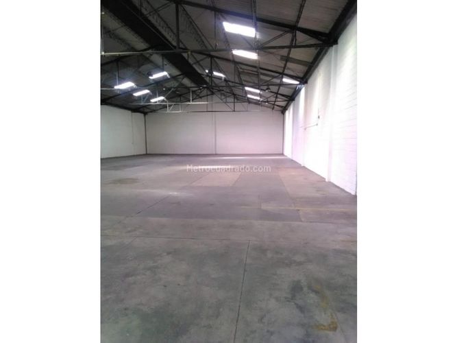 Bodega en venta en La Aguacatala, Medellín, 2100 m² · foto 3 de 6