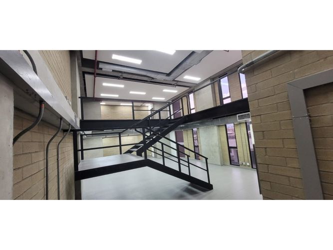 Oficina en arriendo en La Aguacatala, Medellín, 200 m² · foto 3 de 11