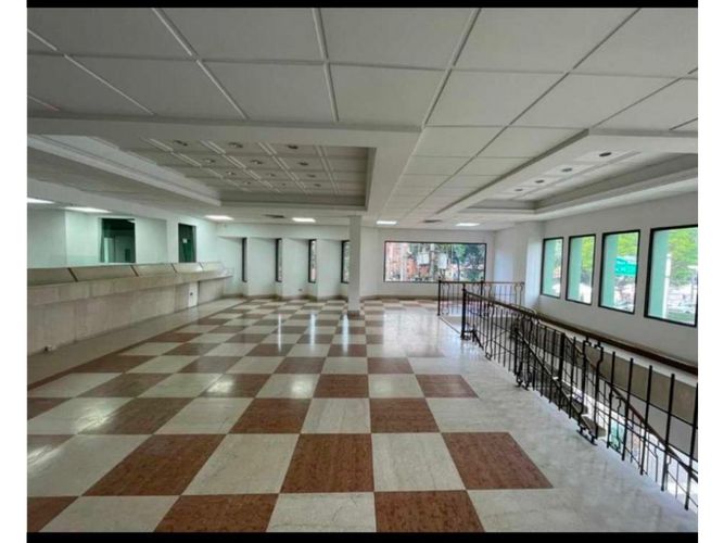 Local en arriendo en El Poblado, Medellín, 294 m² · foto 2 de 5