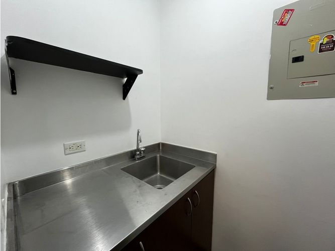 Oficina en arriendo en Los Naranjos, Medellín, 35 m² · foto 2 de 4