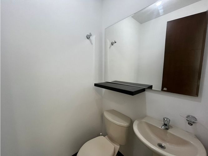 Oficina en arriendo en Los Naranjos, Medellín, 35 m² · foto 3 de 4