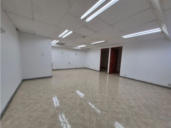 Oficina en arriendo en La Aguacatala, Medellín, 400 m² · foto 9 de 10