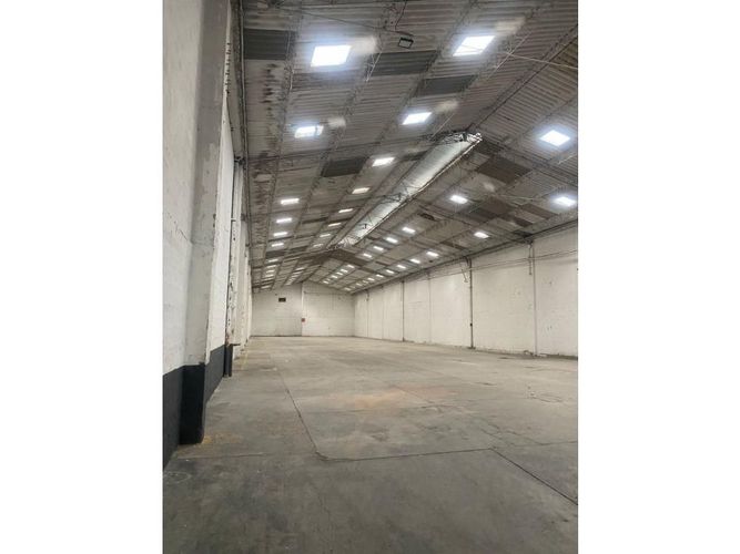 Bodega en venta en La Esmeralda, Envigado, 1360 m² · foto 2 de 5
