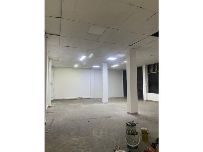Bodega en venta en La Esmeralda, Envigado, 1360 m² · foto 3 de 5