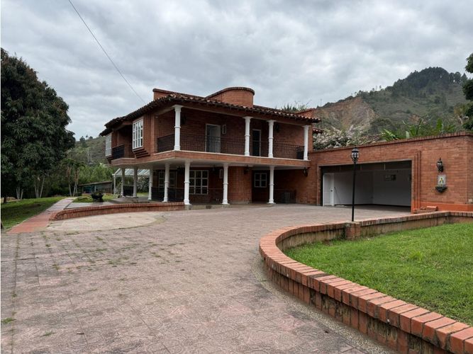 Casa de 10 alcobas en venta en Vía Las Palmas, Medellín, 500 m² · foto 2 de 24