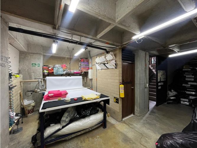 Bodega en venta en Cristo Rey, Medellín, 322 m² · foto 3 de 11