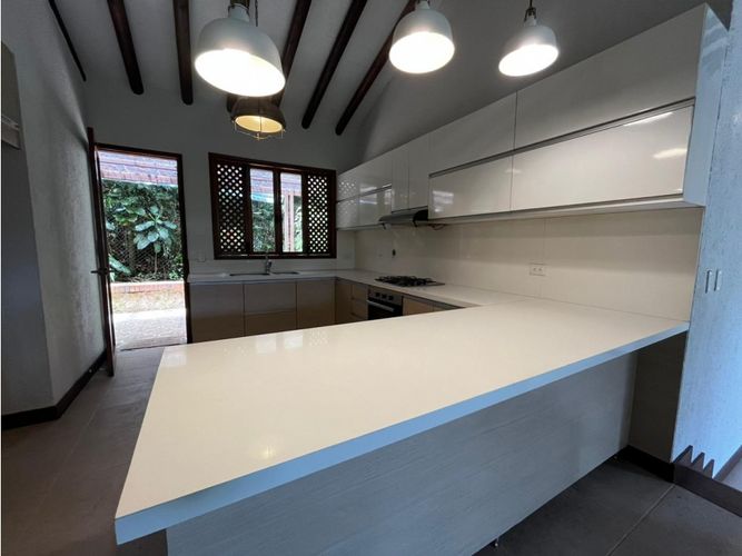 Casa de 5 alcobas en venta en Zona Centro, Medellín, 220 m² · foto 2 de 14
