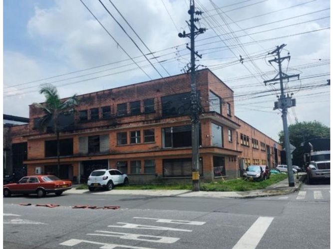 Bodega en arriendo en Cristo Rey, Medellín, 680 m² · foto 2 de 2