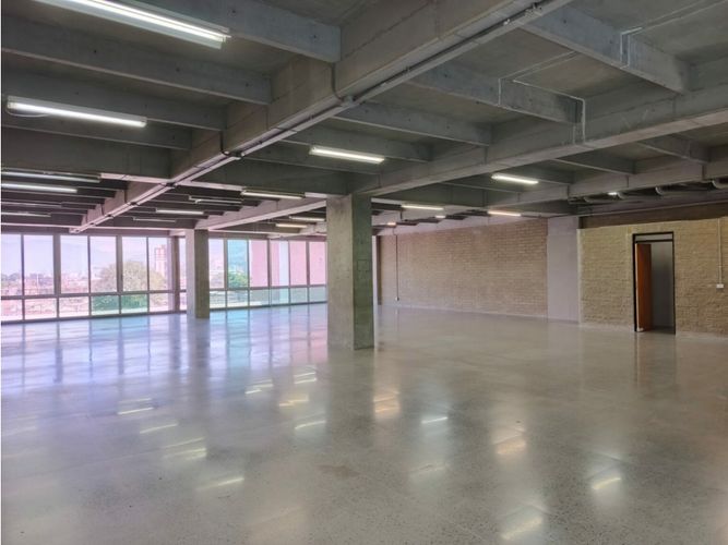 Oficina en arriendo en La Aguacatala, Medellín, 350 m² · foto 2 de 5