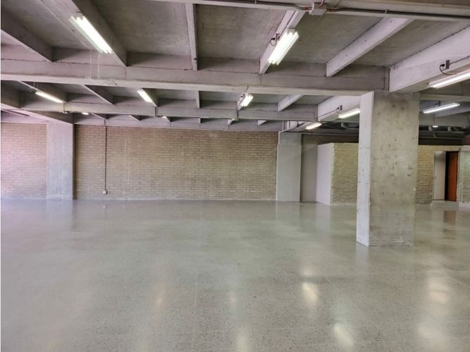 Oficina en arriendo en La Aguacatala, Medellín, 350 m² · foto 4 de 5