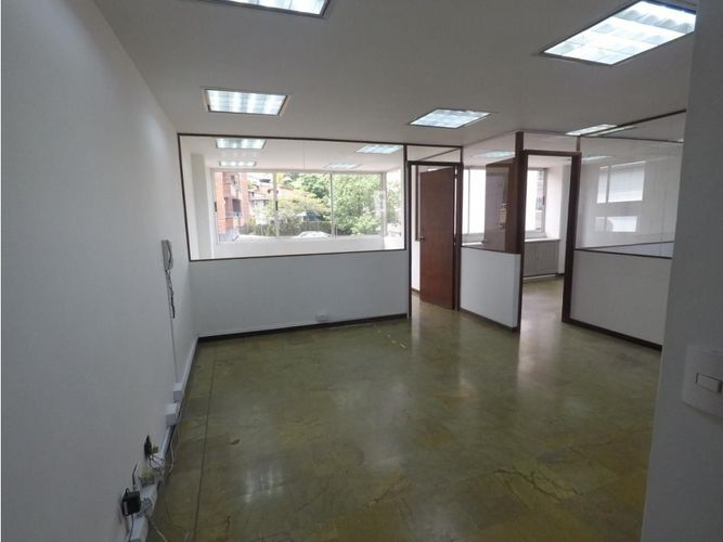 Oficina en arriendo en Las Lomas, Medellín, 65 m² · foto 2 de 8