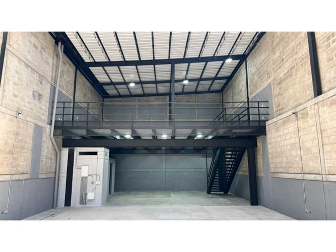 Bodega en arriendo en Simon Bolivar, Medellín, 400 m² · foto 2 de 6
