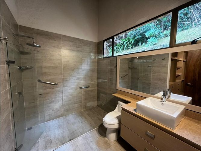 Casa de 5 alcobas en arriendo en Zona Centro, Medellín, 220 m² · foto 6 de 14