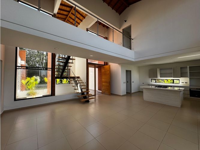 Casa de 5 alcobas en venta en Chipre, Rionegro, 280 m² · foto 2 de 15