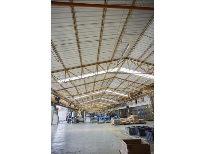 Bodega en arriendo en Cristo Rey, Medellín, 3400 m² · foto 2 de 5
