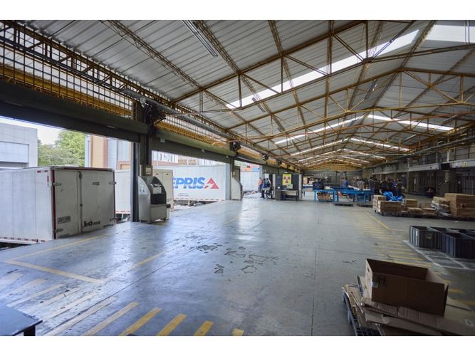 Bodega en arriendo en Cristo Rey, Medellín, 3400 m² · foto 4 de 5
