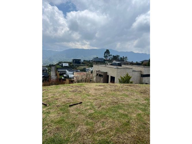 Casa de 4 alcobas en venta en Altos Del Escobero, Medellín, 245 m² · foto 4 de 17