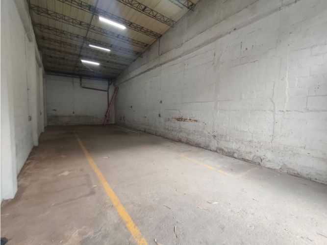 Bodega en arriendo en La Pilarica, Medellín, 110 m² · foto 2 de 8