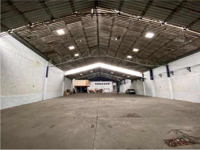 Bodega en venta en Cristo Rey, Medellín, 1500 m² · foto 2 de 3