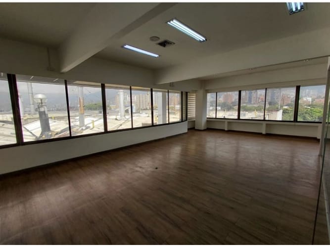 Oficina en arriendo en Los Naranjos, Itagüí, 681 m² · foto 3 de 7