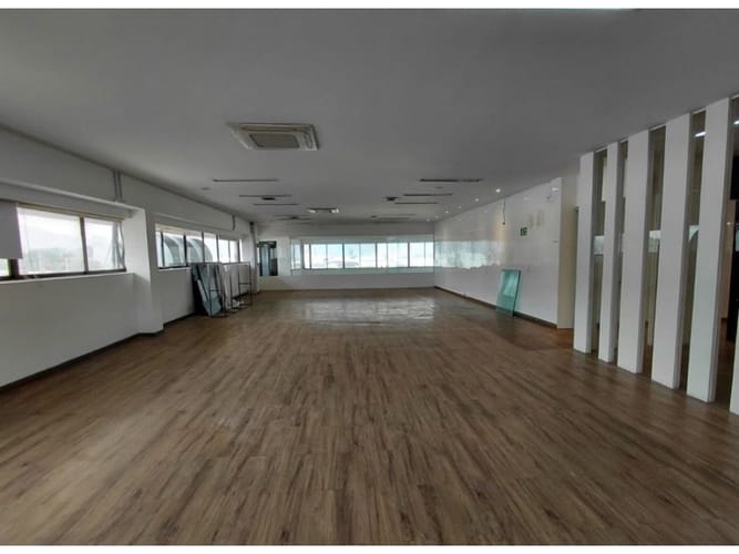 Oficina en arriendo en Los Naranjos, Itagüí, 681 m² · foto 6 de 7