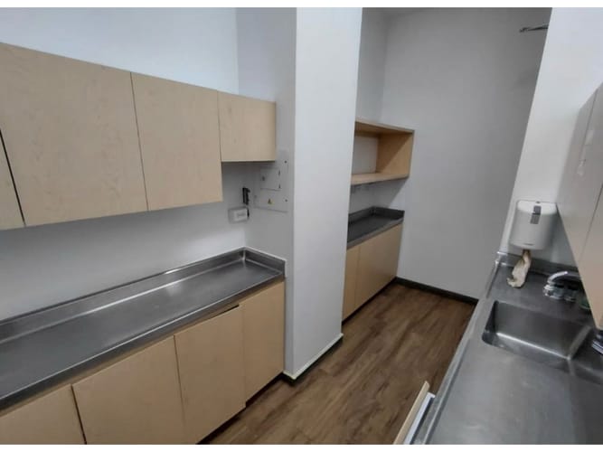 Oficina en arriendo en Los Naranjos, Itagüí, 681 m² · foto 7 de 7