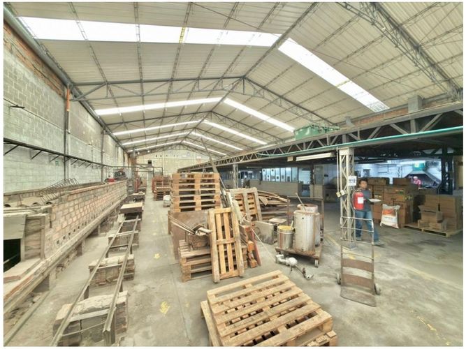 Bodega en venta en San Juan Bautista, Itagüí, 1700 m² · foto 2 de 4