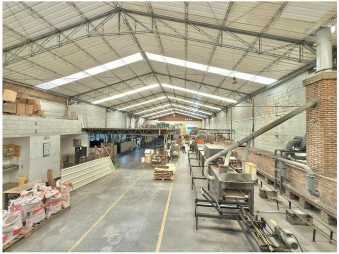 Bodega en venta en San Juan Bautista, Itagüí, 1700 m² · foto 3 de 4