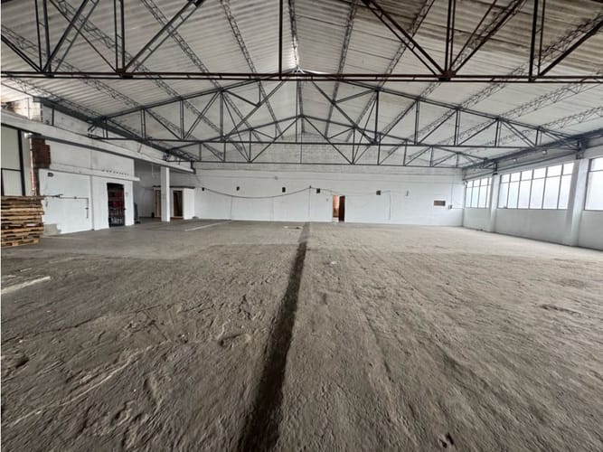 Bodega en arriendo en Perpetuo Socorro, Medellín, 1380 m² · foto 2 de 8