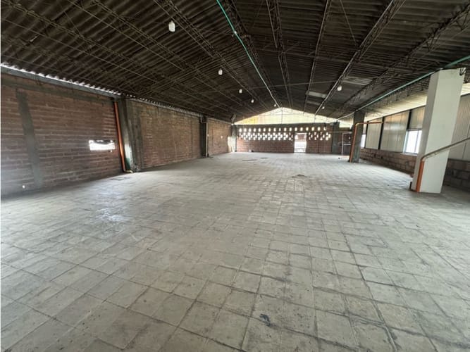 Bodega en arriendo en Perpetuo Socorro, Medellín, 1380 m² · foto 3 de 8