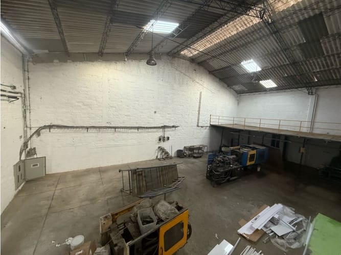 Bodega en arriendo en Sabaneta, 300 m² · foto 2 de 3