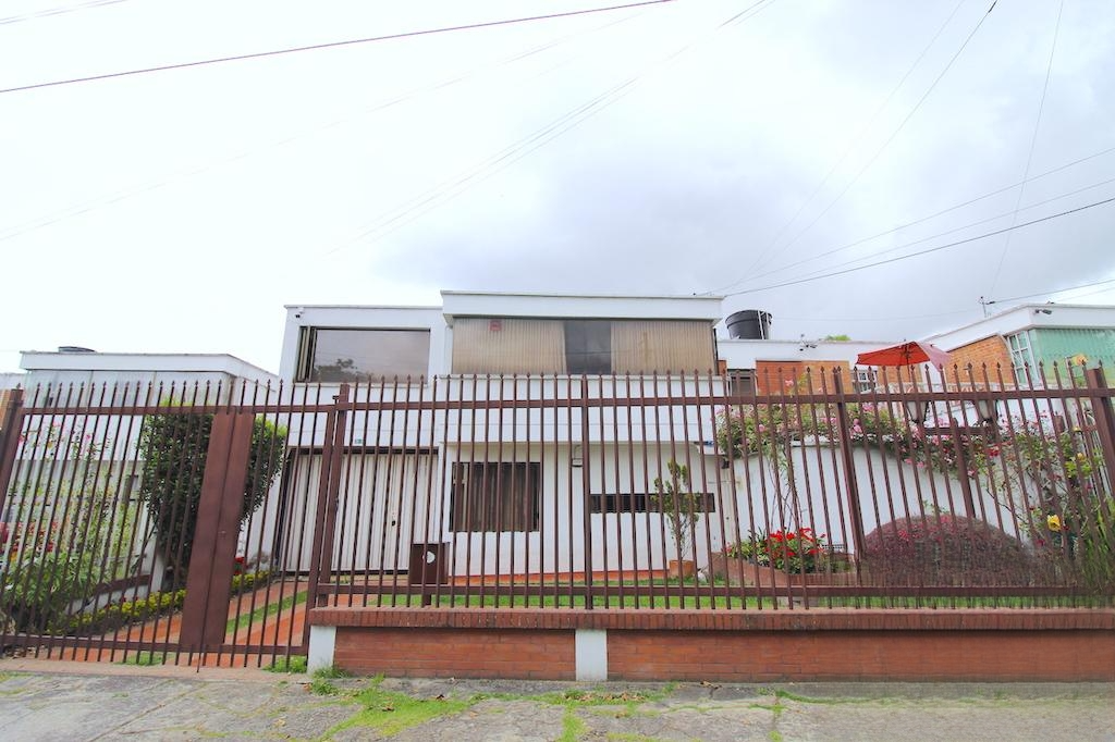 Casa en venta en Niza, Bogotá · foto 2 de 24