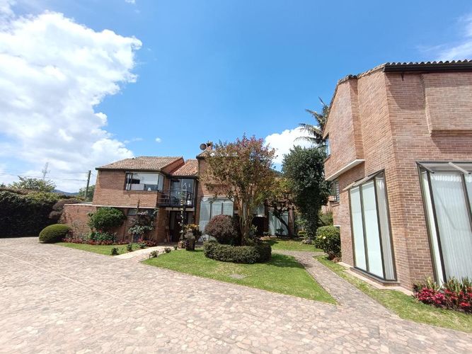 Casa de 4 alcobas en venta en Fonquetá, Chía, 379 m² · foto 2 de 24